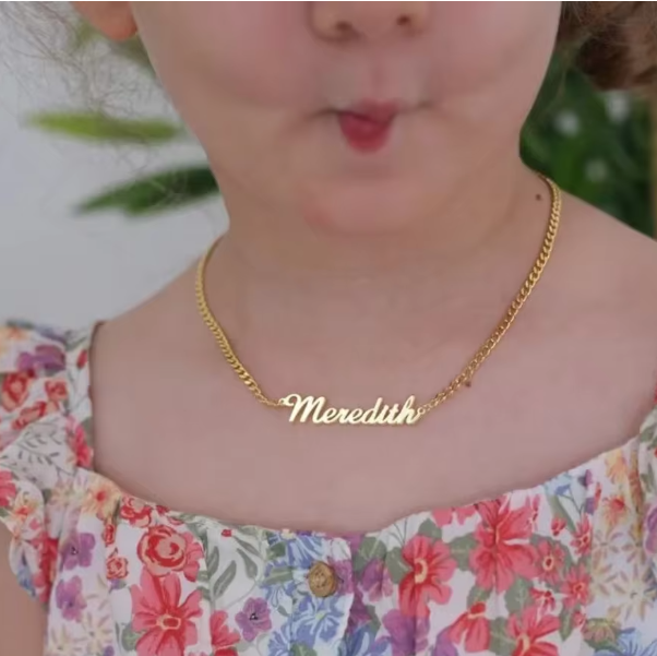 Personalisierte Baby Namenskette aus Edelstahl – Handgefertigte Halskette für Jungen und Mädchen mit individuellem Namensschild